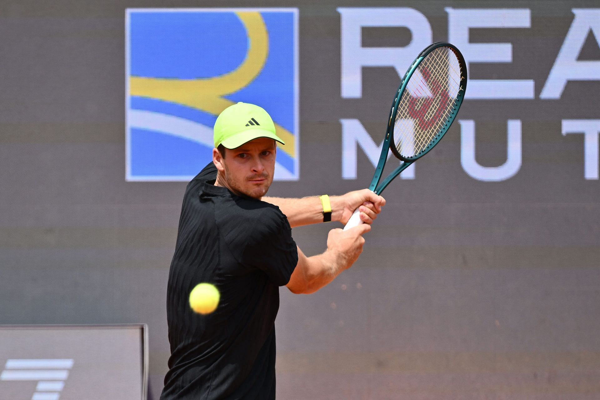 Hubert Hurkacz hits a backhand at Geneva Open 2025 | Image Source: Getty